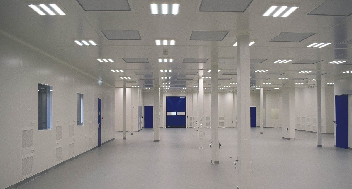 Cleanroom production space with modular walls and ceiling